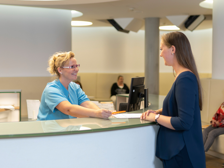 Frau an Rezeption - Poliklinik Rüdersdorf - Ärztliche Bereitschaftspraxis Frau an Rezeption - Poliklinik Rüdersdorf - Ärztliche Bereitschaftspraxis