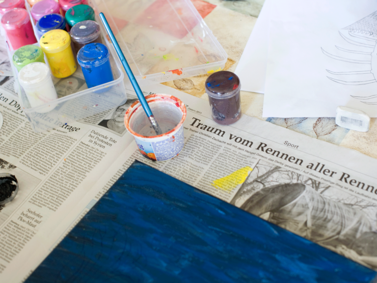 Farbe und Pinsel auf Zeitungspapier - Poliklinik Rüdersdorf - weitere Angebote Farbe und Pinsel auf Zeitungspapier - Poliklinik Rüdersdorf - weitere Angebote